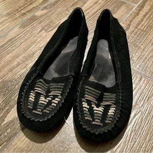 Minnetonka Black With Grey Gradient Design Hard Sole Moccasins